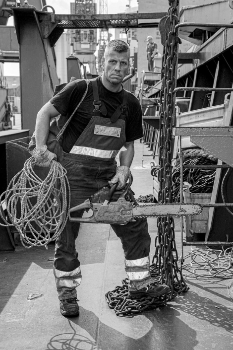 Hafenarbeiter Lascher Portrait mit Kettensäge © Hermann Jansen