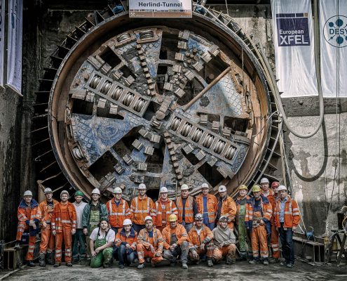 Gruppenbild Arbeiter vor Herlind Tunnel Bohrer XFEL © Hermann Jansen