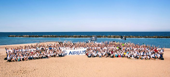 LZDM Gruppenfoto des gesamten Airbus Läuferteams am Strand von Damp Lauf zwischen den Meeren © Hermann Jansen