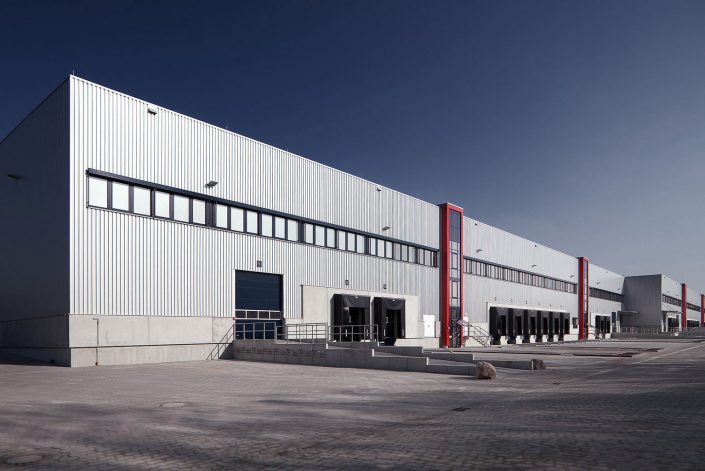 Logistik Halle mit Laderampen für LKW © Hermann Jansen